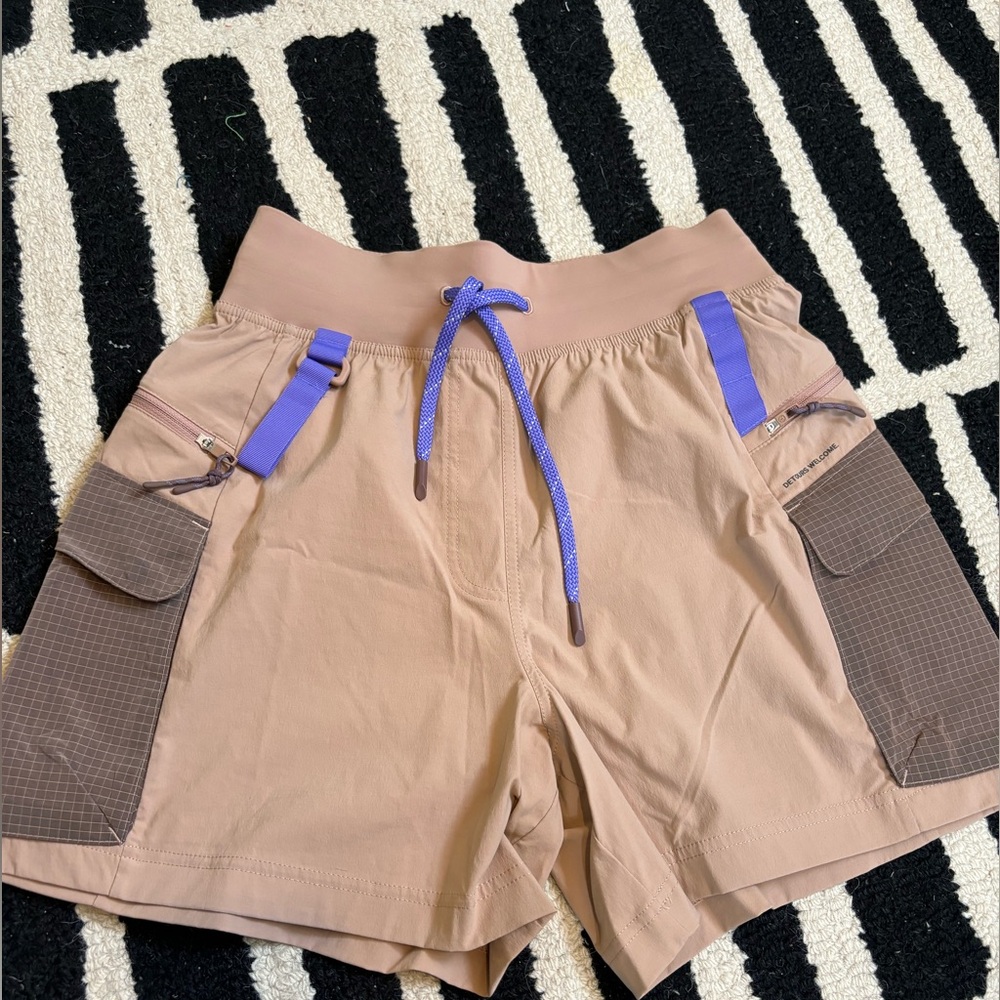 Lululemon Women’s Utility Cargo Shorts Sz 4